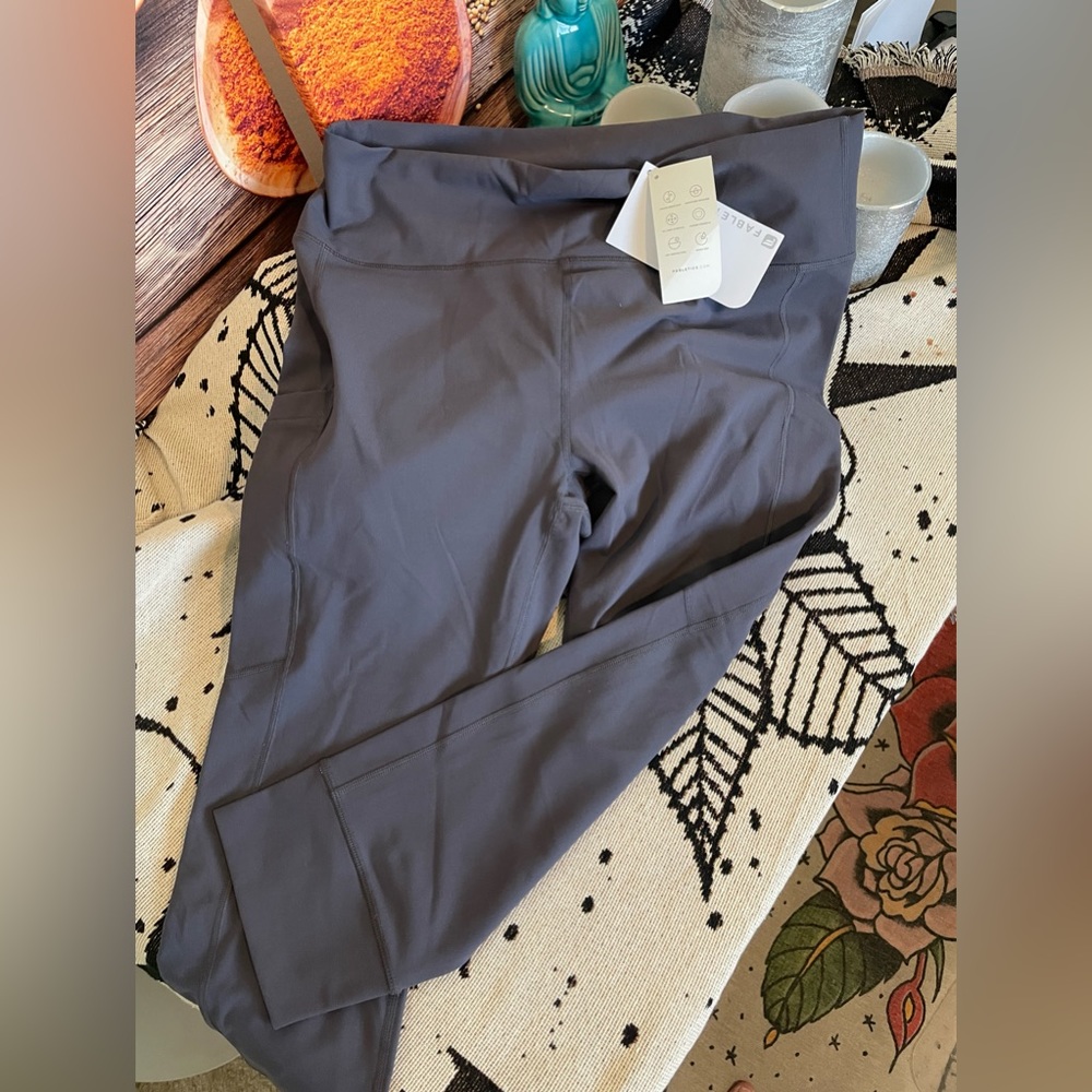 NWT Fabletics High Waisted Statement Powerform Capri Leggings XXL 16-18 Grey